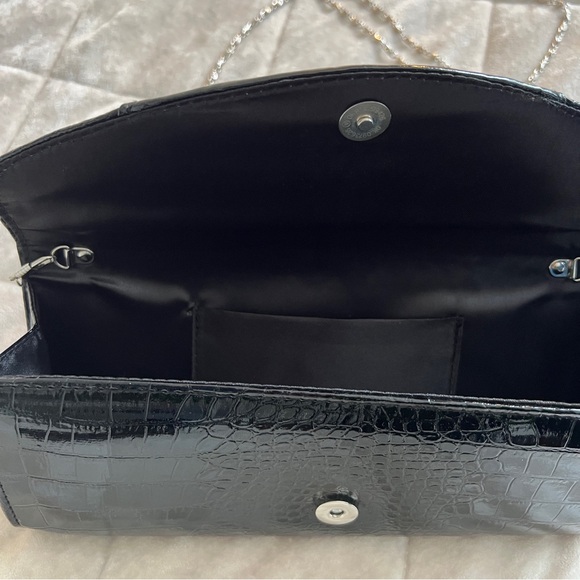 Elegant Black Crocodile Pattern Clutch - Picture 2 of 2